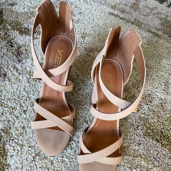 Heels size 7 - Picture 3 of 4